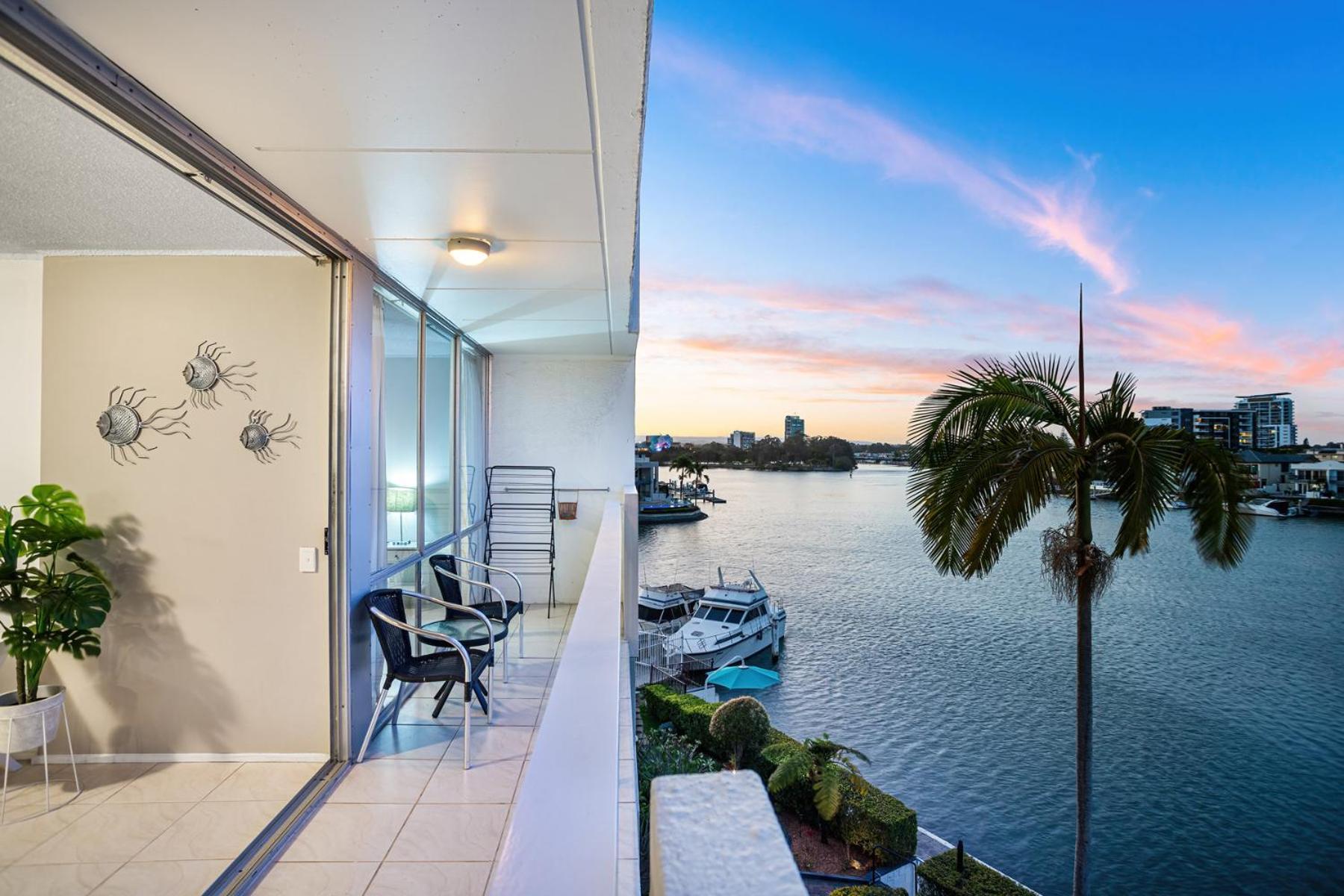 Amazing Water Views Surfers Paradise Apartment